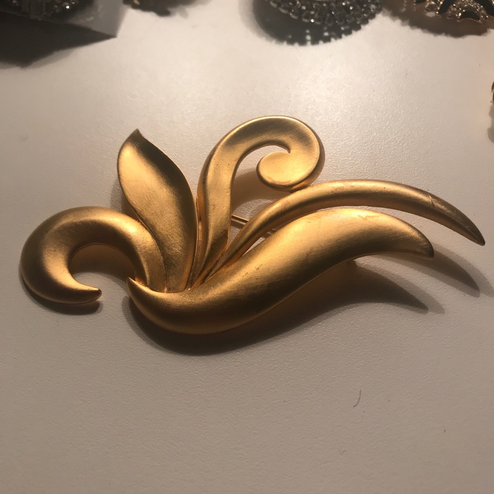Fashion Brooch in Matt Gold Finish
